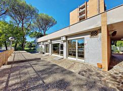 Negozio/Locale commerciale in Commerciale