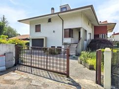 Casa Bi/Trifamiliare in Residenziale
