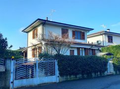 Casa Bi/Trifamiliare in Residenziale