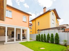 Casa Bi/Trifamiliare in Residenziale
