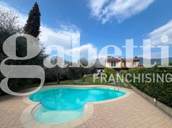 Casa Bi/Trifamiliare in Residenziale