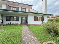 Casa Bi/Trifamiliare in Residenziale