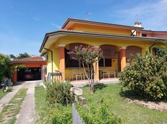 Casa Bi/Trifamiliare in Residenziale