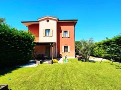 Casa Bi/Trifamiliare in Residenziale
