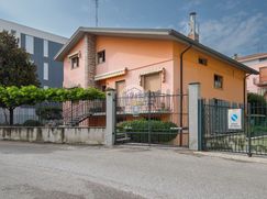 Casa Bi/Trifamiliare in Residenziale