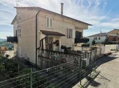 Casa Bi/Trifamiliare in Residenziale