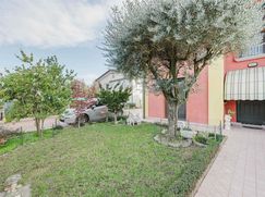 Casa Bi/Trifamiliare in Residenziale