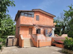 Casa Bi/Trifamiliare in Residenziale