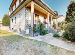 Casa Bi/Trifamiliare in Residenziale
