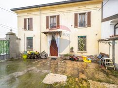Casa Bi/Trifamiliare in Residenziale