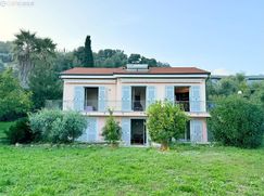 Casa Bi/Trifamiliare in Residenziale