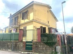 Casa Bi/Trifamiliare in Residenziale