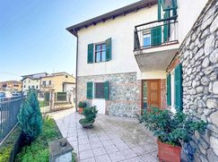 Casa Bi/Trifamiliare in Residenziale