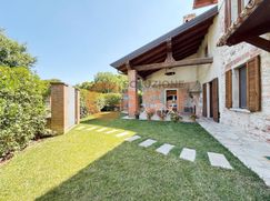 Casa Bi/Trifamiliare in Residenziale