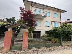 Casa Bi/Trifamiliare in Residenziale
