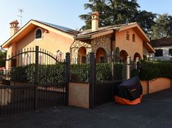 Casa Bi/Trifamiliare in Residenziale