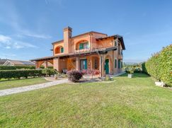 Casa Bi/Trifamiliare in Residenziale