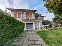 Casa Bi/Trifamiliare in Residenziale
