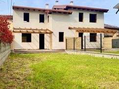 Casa Bi/Trifamiliare in Residenziale