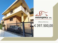 Casa Bi/Trifamiliare in Residenziale
