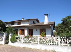 Casa Bi/Trifamiliare in Residenziale