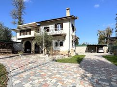 Casa Bi/Trifamiliare in Residenziale