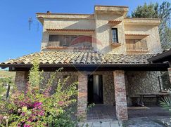 Casa Bi/Trifamiliare in Residenziale