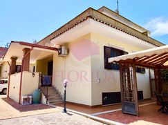 Casa Bi/Trifamiliare in Residenziale