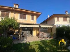 Casa Bi/Trifamiliare in Residenziale
