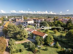 Casa Bi/Trifamiliare in Residenziale