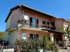 Casa Bi/Trifamiliare in Residenziale