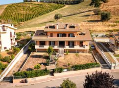 Casa Bi/Trifamiliare in Residenziale