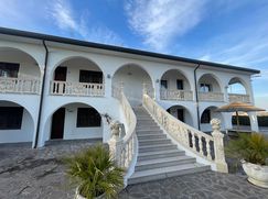 Casa Bi/Trifamiliare in Residenziale