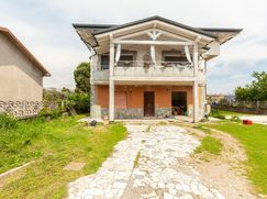 Casa Bi/Trifamiliare in Residenziale