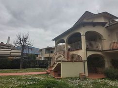 Casa Bi/Trifamiliare in Residenziale