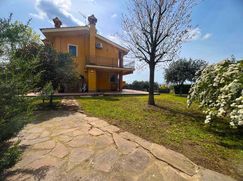 Casa Bi/Trifamiliare in Residenziale