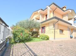 Casa Bi/Trifamiliare in Residenziale