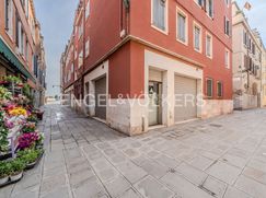 Attività/Licenza (con o senza mura) in Commerciale