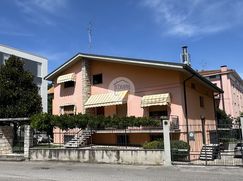 Casa Bi/Trifamiliare in Residenziale