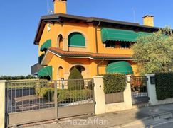 Casa Bi/Trifamiliare in Residenziale