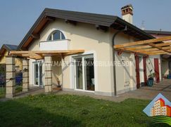 Casa Bi/Trifamiliare in Residenziale