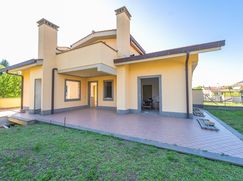 Casa Bi/Trifamiliare in Residenziale
