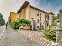 Casa Bi/Trifamiliare in Residenziale