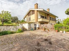 Casa Bi/Trifamiliare in Residenziale