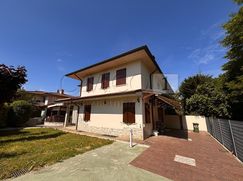 Casa Bi/Trifamiliare in Residenziale