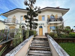 Casa Bi/Trifamiliare in Residenziale
