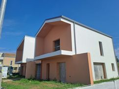 Casa Bi/Trifamiliare in Residenziale