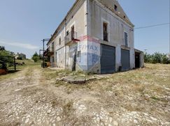 Casa Bi/Trifamiliare in Residenziale