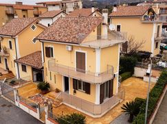 Casa Bi/Trifamiliare in Residenziale