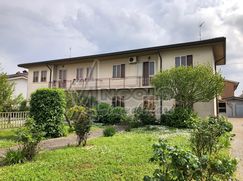 Casa Bi/Trifamiliare in Residenziale